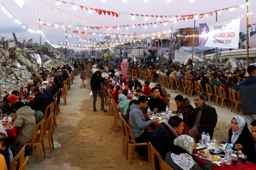 Momen Hangat Buka Puasa Pertama Warga Gaza Palestina di Tengah Reruntuhan Perang