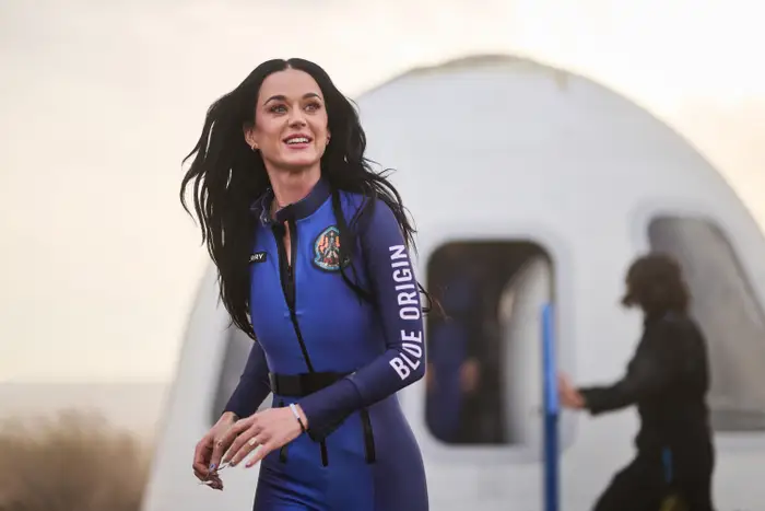 Setelah ke Luar Angkasa Selama 11 Menit, Katy Perry Kembali ke Bumi dan Langsung Bersujud dan Cium Tanah