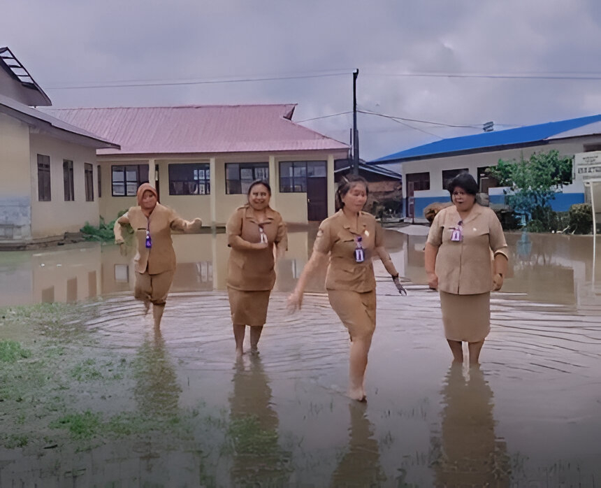 Kepala Sekolah SD di Karo Dicopot Kadisdik kab karo, Usai Viralkan Video Banjir di Halaman Sekolah
