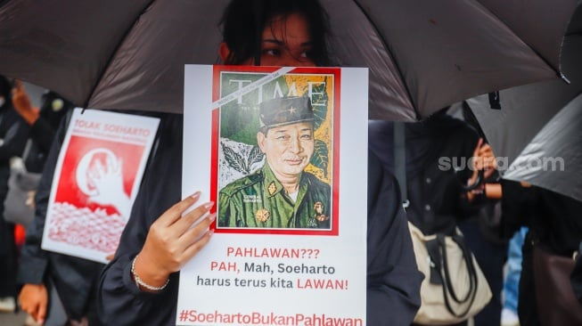 Puluhan Organisasi Internasional Tolak Soeharto Jadi Pahlawan Nasional, Ini Alasannya!