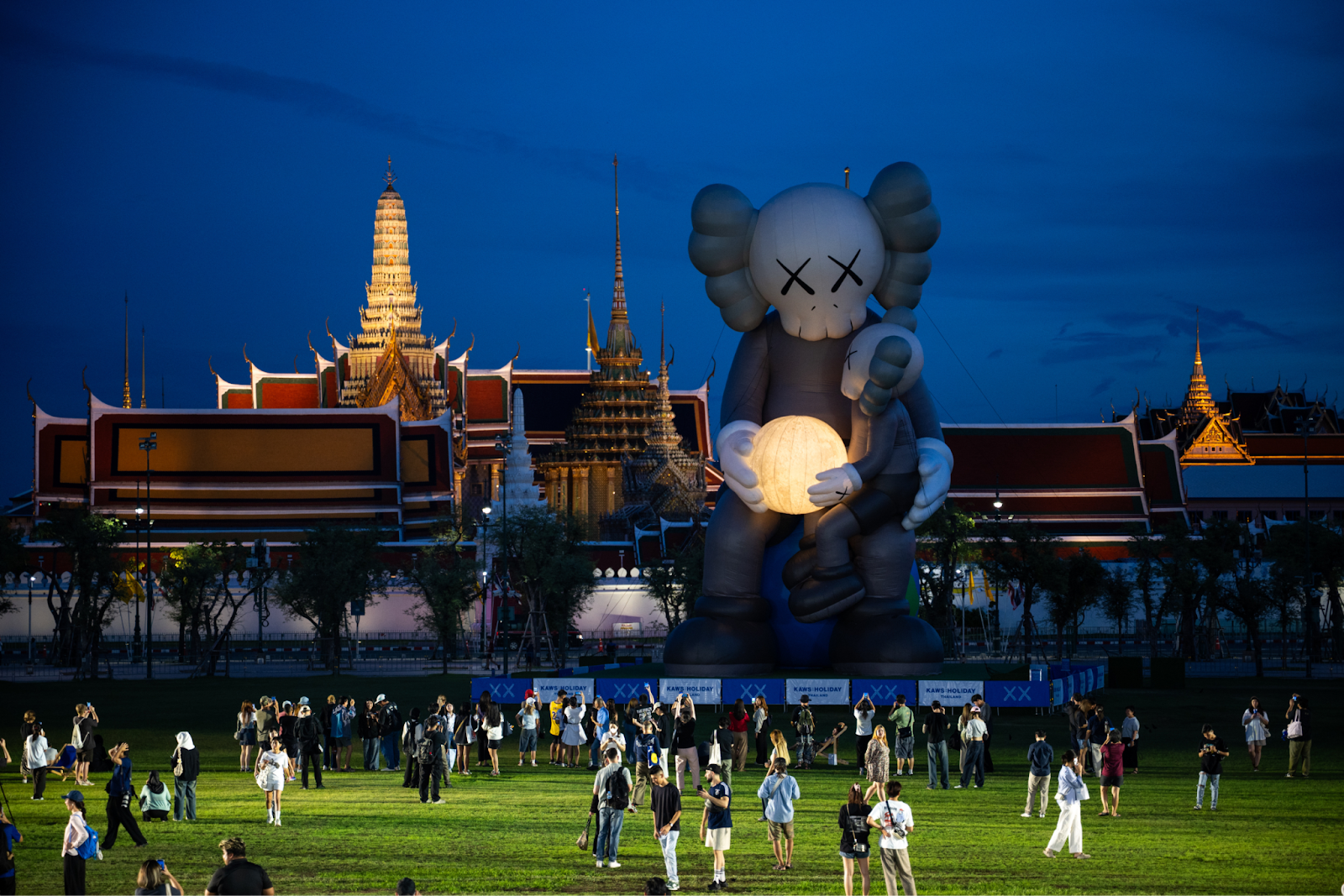 Dari Gunung Fuji hingga Luar Angkasa, Boneka Kaws Raksasa Kini Hadir di Thailand. Ini Jejak Lengkap Perjalanannya