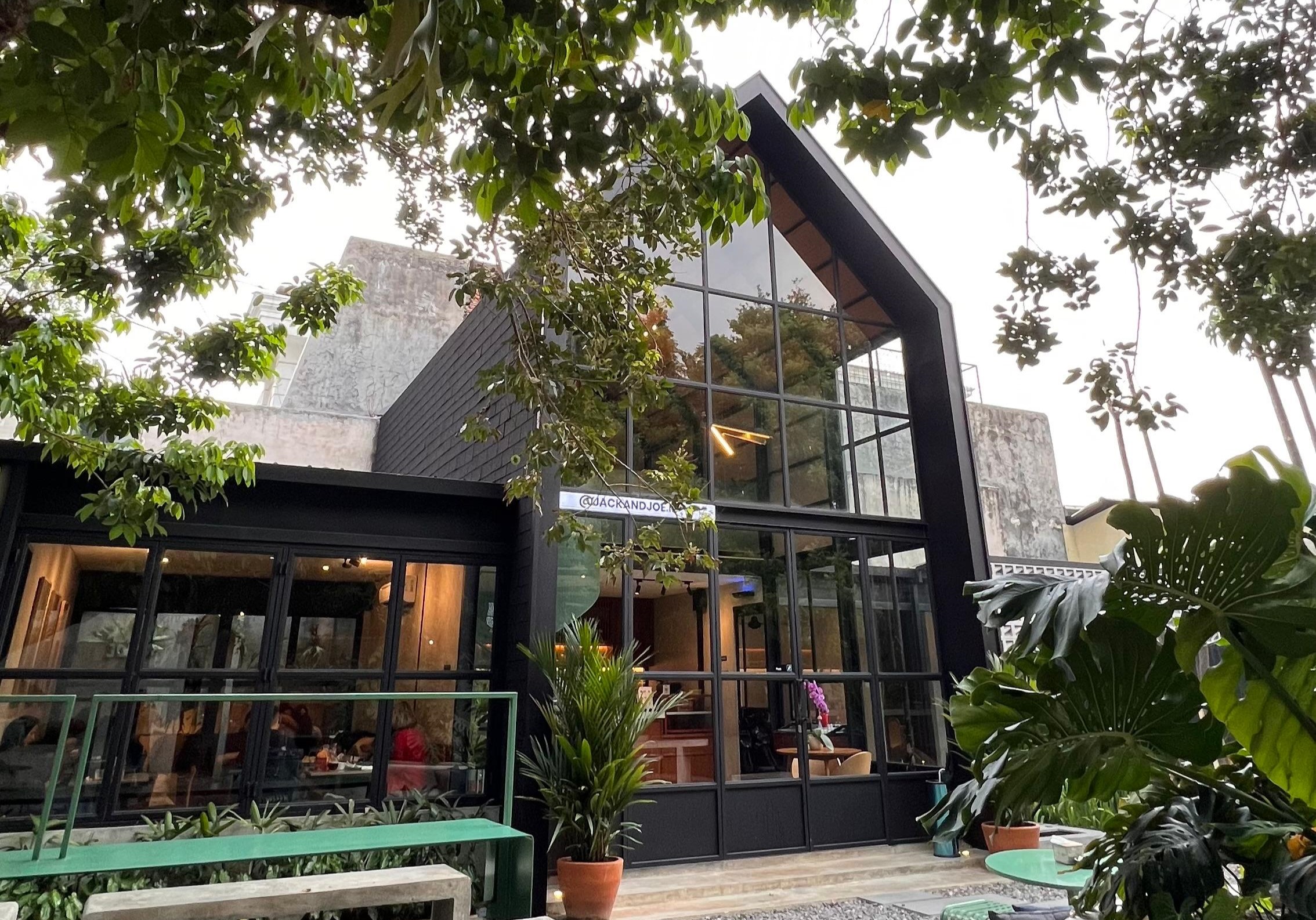 Atasi Transisi Hari Minggu ke Senin Kamu Besok Dengan WFC Atau Skripsian di Cafe yang Nyaman