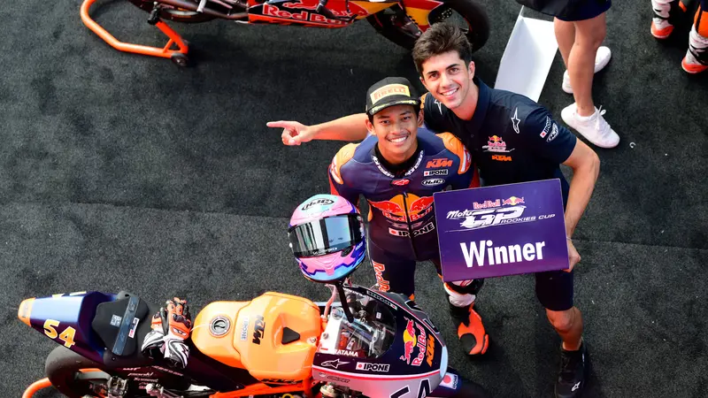 Baru Berusia 16 Tahun, Veda Ega Pratama Ukir Sejarah Dengan Dua Kali Juara di MotoGP Red Bull Rookies Cup 2025 Sirkuit Mugello 