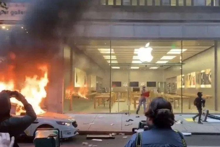 Kebijakan Trump Akibatkan Kerusuhan di LA Hingga Penjarahan Brand Apple, Nike, dan Adidas