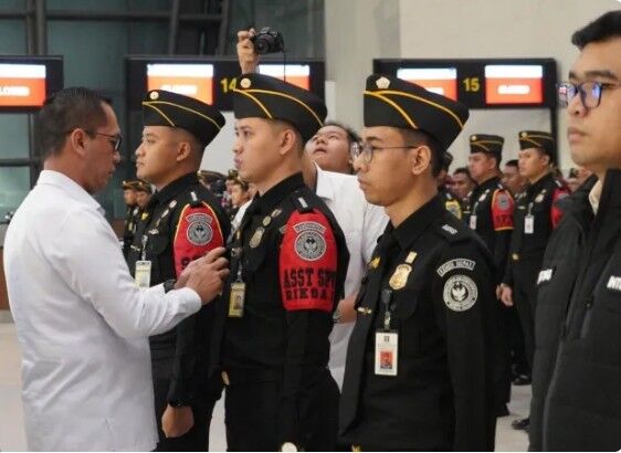 Tingkatkan Transparansi, Petugas Imigrasi di bandara soetta Kini Kenakan Bodycam saat bertugas
