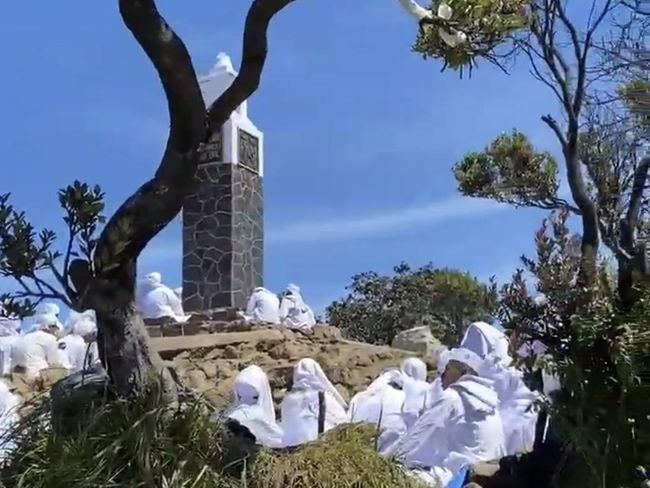 Ritual Berpakaian Putih di Puncak Gunung Lawu Hebohkan Pendaki, Ternyata Rombongan Jemaah NU