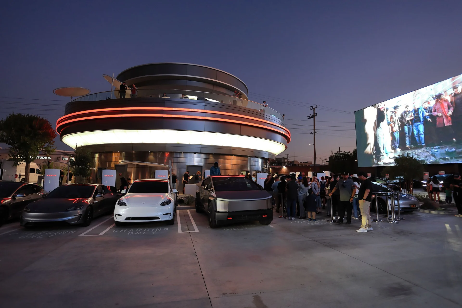 Berasa Lagi di Masa Depan! Tesla Resmikan Restoran Futuristik “Tesla Diner” di Hollywood, Lengkap dengan Pelayan Robot