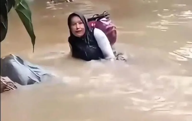 Perjuangan Bidan Dona Berenang Seberangi Sungai di Pasaman Demi Menyelamatkan Pasien