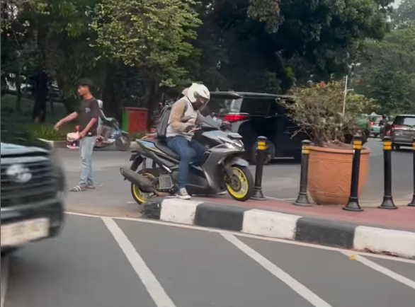 Terulang Lagi! Aksi Pungli Pak Ogah Kenakan Tarif Rp2.000 ke Pemotor demi Hindari Macet di Senayan, Pelaku Telah Diamankan 