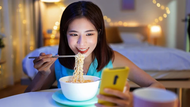 Kamu Suka Nonton Saat Makan? Studi Ungkap Menonton Saat Makan Bisa Tingkatkan Risiko Depresi Tiga Kali Lipat 