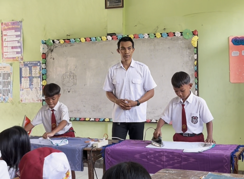 Tak Hanya Mengajar, Guru SD di Kediri Ini Didik Siswa Mandiri Lewat Keterampilan Menyetrika