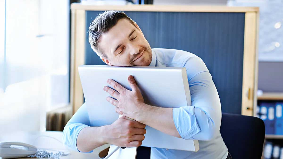 Anak Muda Terjebak Dalam “Job Hugging” di Tengah Ekonomi yang Tidak Stabil